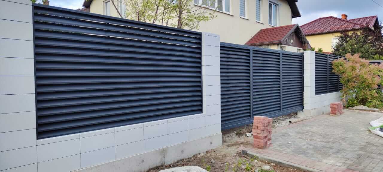 Забор-жалюзи из ламелей ЭКО-Z 17м RAL7024 Серый Графит фото 2 в Вологде