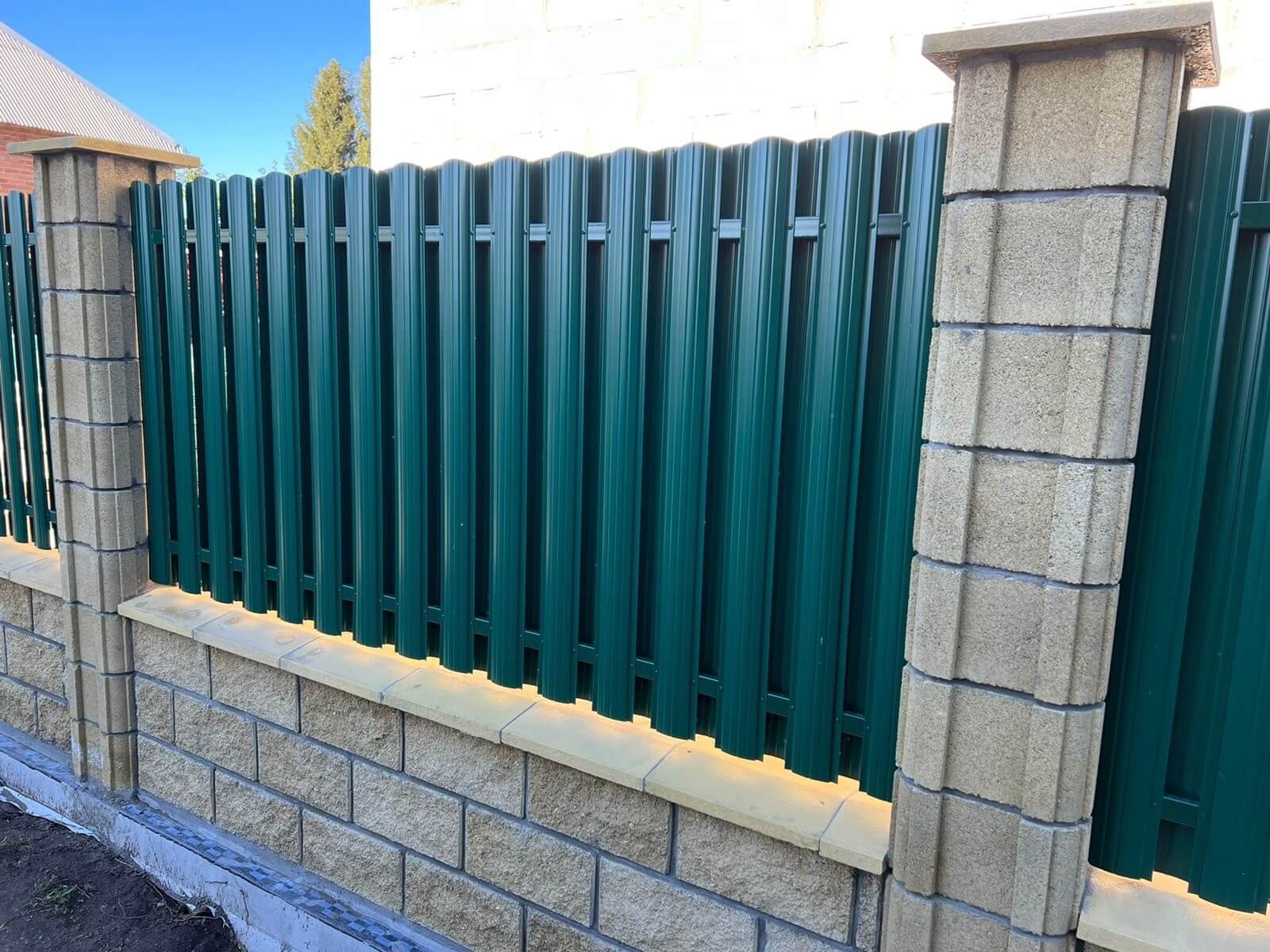 Забор из евроштакетника 22м RAL6005/6005 Зеленый Мох двусторонний фото 6 в Вологде