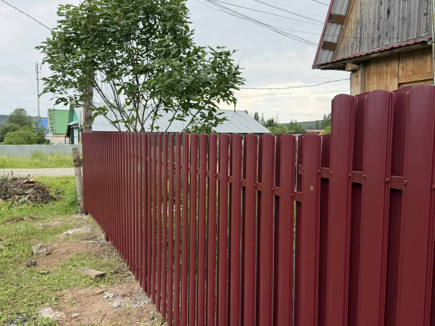 Забор из евроштакетника 24м RAL3005/3005 Красное Вино двусторонний фото 2 в Вологде